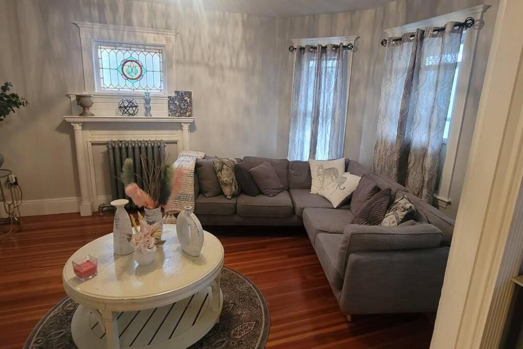 Modern Haven ,Your Stylish Retreat Бостън Екстериор снимка