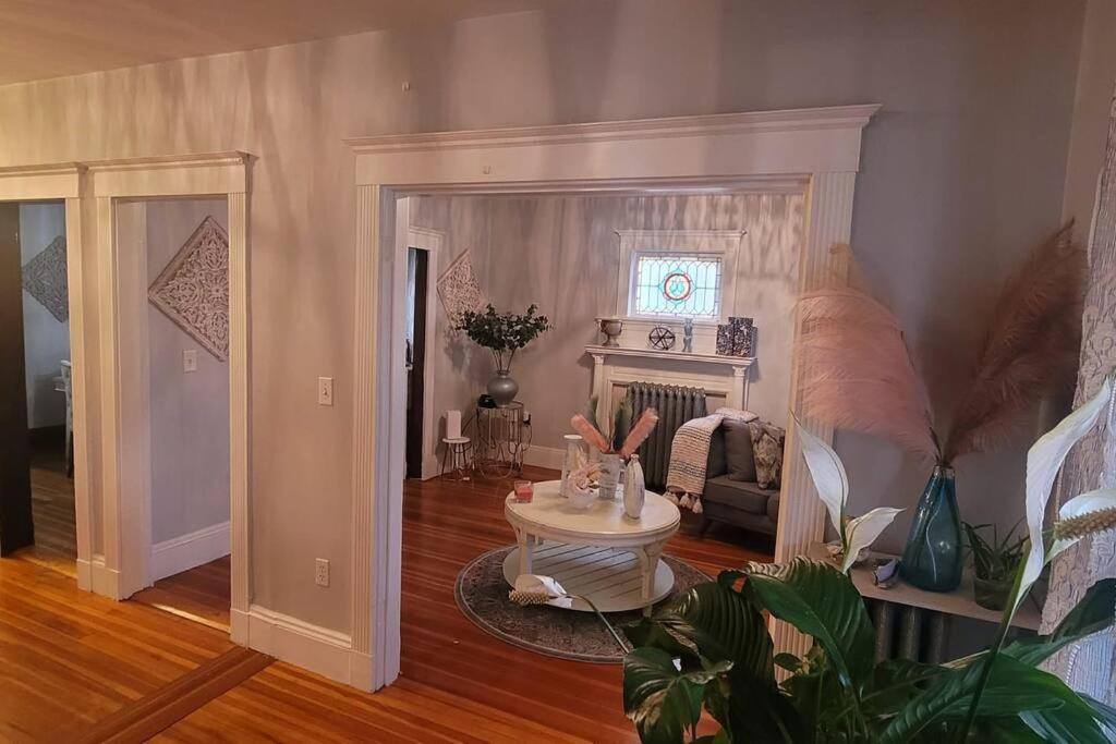 Modern Haven ,Your Stylish Retreat Бостън Екстериор снимка